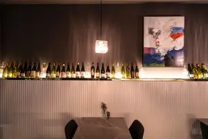 와인과 예술이 어우러진 모던 이탈리안 레스토랑